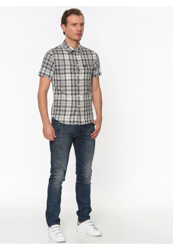 Lee - LEE SS SHIRT MĘSKA KOSZULA KRÓTKI RĘKAW ALLOY GREY L875JPJB. Długość rękawa: krótki rękaw. Długość: krótkie
