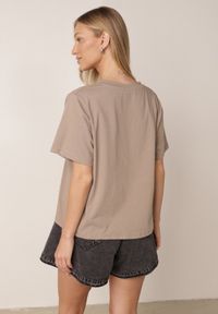Born2be - Beżowy T-shirt z Bawełny z Trójkątnym Dekoltem Siliphe. Okazja: do pracy, na co dzień, na spotkanie biznesowe. Kolor: beżowy. Materiał: bawełna. Styl: elegancki, biznesowy, casual #5