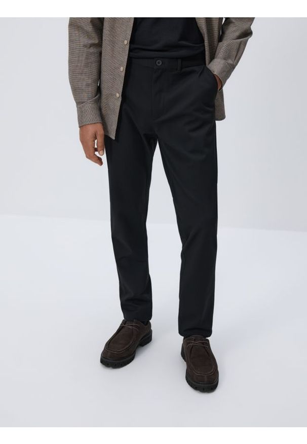 Reserved - Spodnie chino slim z wiskozą - czarny. Kolor: czarny. Materiał: wiskoza