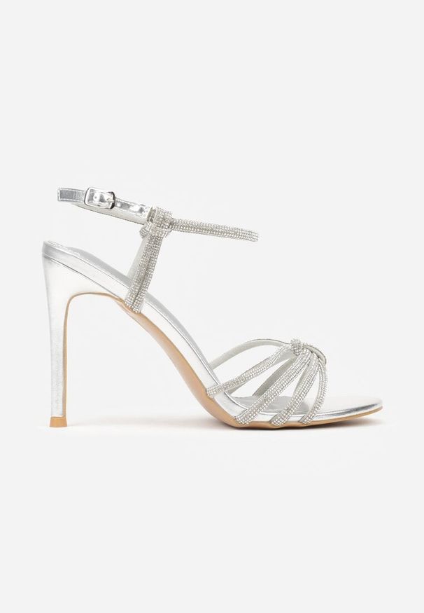 Born2be - Srebrne Cyrkoniowe Sandały na Szpilce z Przeplatanymi Paseczkami Mirafera. Kolor: srebrny. Materiał: satyna. Obcas: na szpilce