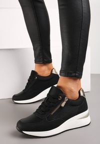 Renee - Czarne Sneakersy na Koturnie Ozdobione Krótkim Suwakiem Yurgia. Kolor: czarny. Wzór: aplikacja. Obcas: na koturnie