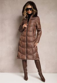 Renee - Brązowa Kurtka Płaszcz za Kolano z Pikowaniem i Odpinanym Kapturem Calarin. Kolor: brązowy. Materiał: zamsz, futro. Długość: długie. Sezon: zima. Styl: elegancki #1