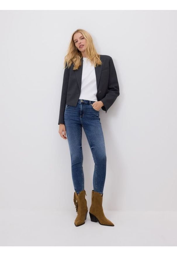 Reserved - Jeans slim fit mid rise - niebieski. Kolor: niebieski. Materiał: jeans