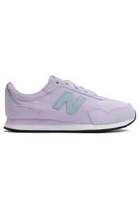 Buty dziecięce New Balance GC323AE – fioletowe. Okazja: na uczelnię, na co dzień. Kolor: fioletowy. Materiał: syntetyk, materiał. Szerokość cholewki: normalna