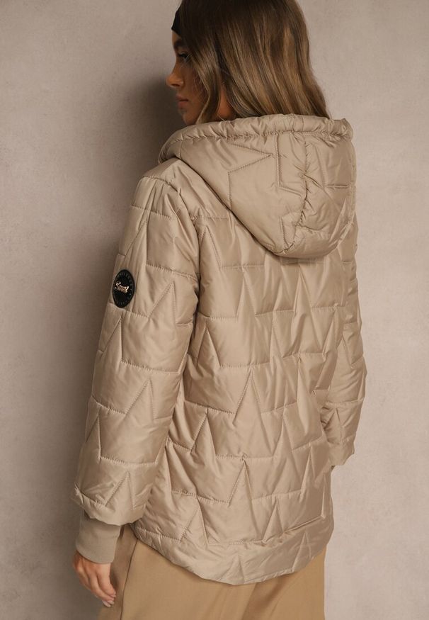 Renee - Ciemnobeżowa Kurtka z Pikowanymi Przeszyciami Kapturem i Warstwowymi Rękawami Tulamia. Okazja: na co dzień. Kolor: beżowy. Materiał: jeans. Styl: casual