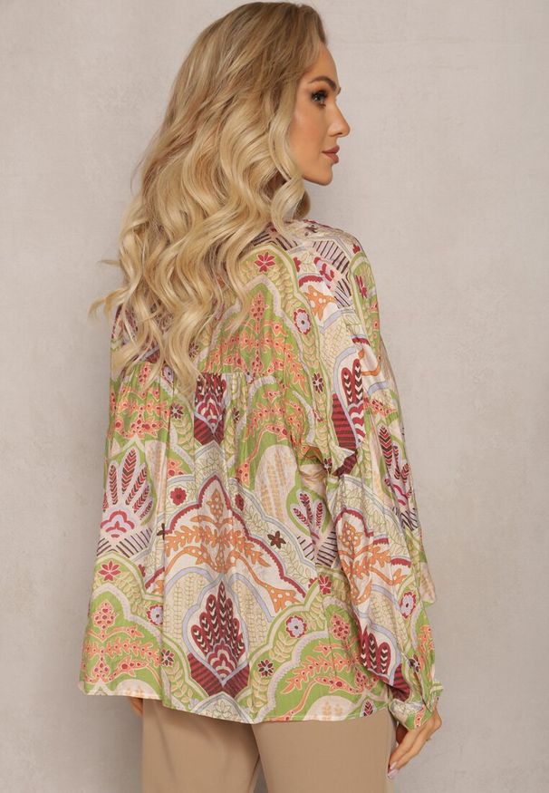 Renee - Beżowo-Zielona Koszula z Wiskozą Zapinana Guzikami w Modny Wzór z Ornamentami Mingula. Kolor: beżowy. Materiał: wiskoza. Styl: klasyczny