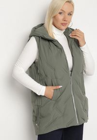 Born2be - Zielona Przejściowa Kamizelka z Pikowanymi Przeszyciami i Kapturem Fesolira. Okazja: na co dzień. Kolekcja: plus size. Kolor: zielony. Materiał: jeans. Styl: sportowy, casual