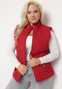 Born2be - Bordowa Kamizelka Pikowana z Kieszeniami na Klapy Nivafa. Okazja: na co dzień. Kolor: czerwony. Styl: casual #3