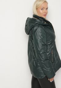 Born2be - Ciemnozielona Pikowana Kurtka o Prostym Kroju z Kapturem ze Ściągaczami Falesaa. Okazja: na co dzień. Typ kołnierza: kaptur. Kolekcja: plus size. Kolor: zielony. Materiał: jeans. Styl: casual, elegancki #4