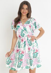 Born2be - Biała Sukienka Mini z Gumką w Pasie i Krótkimi Rękawami z Wiskozy Ferny. Okazja: na co dzień. Typ kołnierza: dekolt kopertowy. Kolor: biały. Materiał: wiskoza. Długość rękawa: krótki rękaw. Typ sukienki: kopertowe. Styl: casual. Długość: mini #1