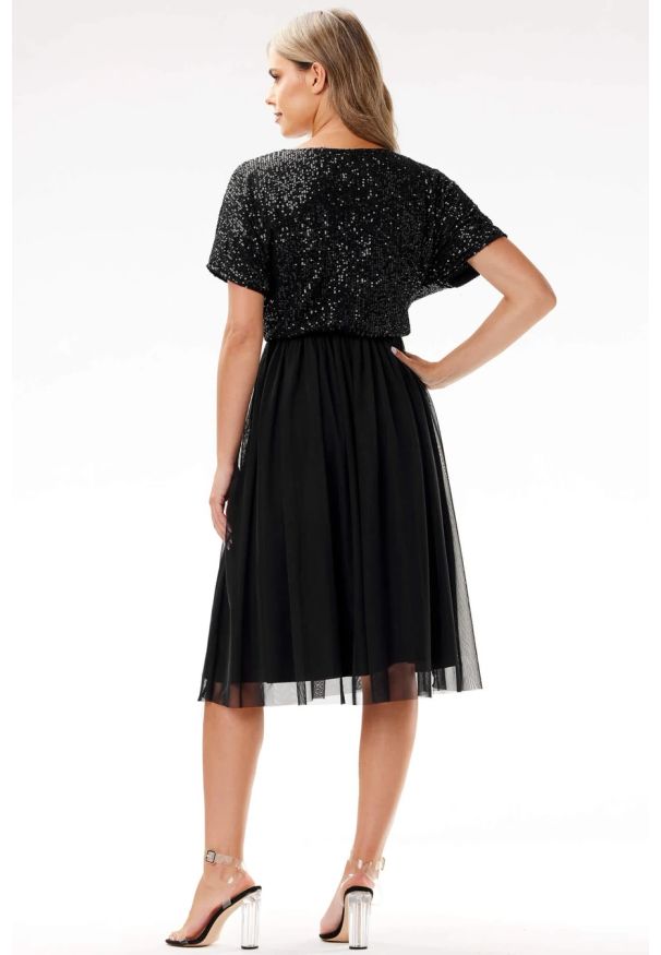 Awama - Koktajlowa sukienka wieczorowa rozkloszowana z cekinami czarna. Okazja: na ślub cywilny, na imprezę, na wesele. Kolor: czarny, beżowy. Styl: wizytowy
