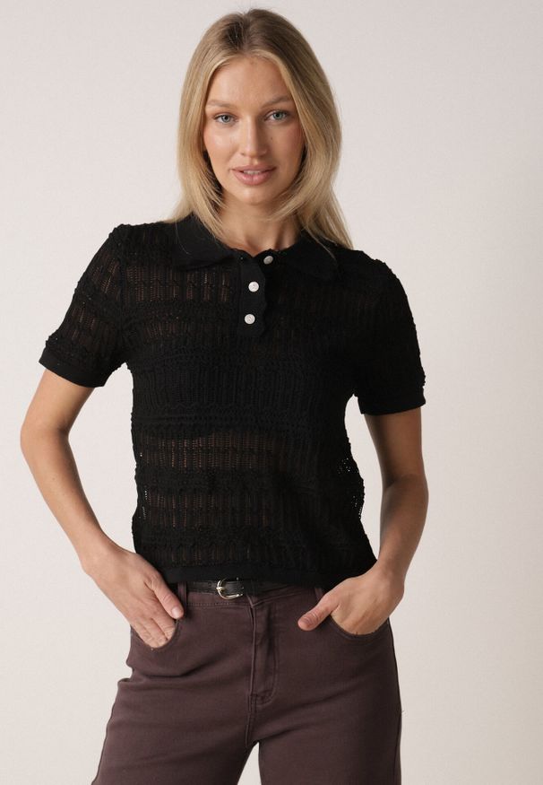 Born2be - Czarna Szydełkowa Bluzka z Wiskozy z Guzikami i Kołnierzykiem Calime. Okazja: na co dzień. Kolor: czarny. Materiał: wiskoza. Styl: casual, klasyczny