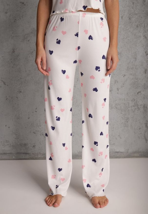 Renee - Biały Elastyczny Komplet Piżamowy w Serduszka Spodnie i Top Isle. Kolor: biały. Materiał: materiał