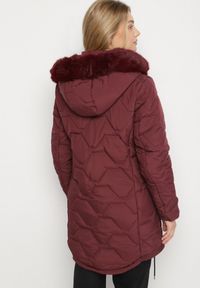 Born2be - Bordowa Klasyczna Kurtka z Pikowanymi Przeszyciami i Kapturem z Futerkiem Raffisa. Okazja: na co dzień. Kolekcja: plus size. Kolor: czerwony. Materiał: futro. Styl: klasyczny #7