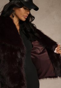 Renee - Bordowa Kurtka Futrzana Ozdobiona Kołnierzem Avelire. Okazja: na co dzień. Kolor: czerwony. Materiał: futro. Wzór: aplikacja. Sezon: zima. Styl: elegancki, casual #3