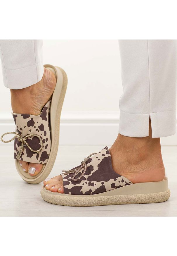 Beżowa krowa skórzane klapki damskie na platformie T.Sokolski 154. Kolor: beżowy. Materiał: skóra. Wzór: aplikacja. Sezon: wiosna, lato. Obcas: na platformie. Styl: klasyczny