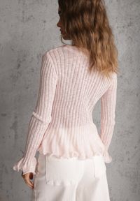 Renee - Różowa Bluzka z Wiskozą w Prążki z Falbanami Chionolis. Okazja: na co dzień. Kolor: różowy. Materiał: wiskoza. Wzór: prążki. Styl: casual #2