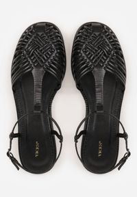 Born2be - Czarne Płaskie Sandały VICES z Paskiem w Kształcie T i Zakrytym Noskiem Ciradyl. Okazja: na co dzień, do pracy, na spotkanie biznesowe. Zapięcie: pasek. Kolor: czarny. Materiał: jeans, len. Styl: casual, biznesowy #2