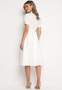 Born2be - Biała Sukienka z Koronką i Ozdobnym Paskiem oraz Kołnierzykiem Gavridia. Okazja: na co dzień, do pracy. Kolor: biały. Materiał: koronka. Długość rękawa: krótki rękaw. Wzór: koronka. Typ sukienki: proste. Styl: casual, klasyczny, elegancki, wizytowy #7