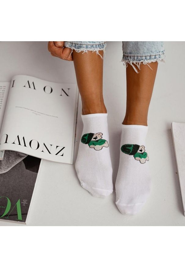 Milena - Białe stopki damskie zielony miś z czapką 1220. Kolor: biały. Materiał: elastan, bawełna, poliamid, materiał