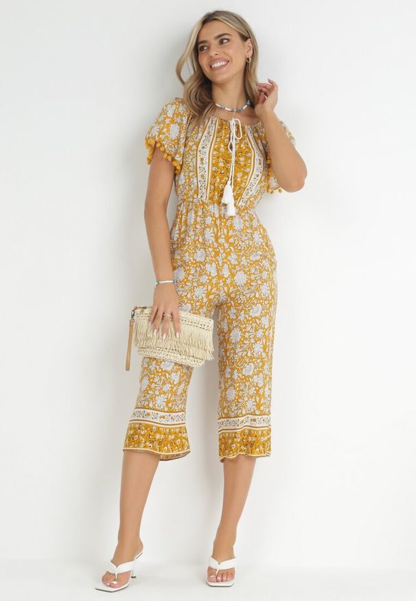 Born2be - Żółty Kombinezon Hesonia. Kolor: żółty. Długość rękawa: krótki rękaw. Długość: krótkie. Wzór: ażurowy, aplikacja, kwiaty. Styl: wakacyjny, boho