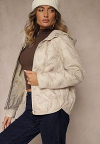 Renee - Beżowa Kurtka z Kapturem Ozdobiona Delikatnym Pikowaniem Aravitta. Okazja: do pracy, na uczelnię. Typ kołnierza: kaptur. Kolor: beżowy. Materiał: jeans. Długość rękawa: długi rękaw. Długość: długie. Wzór: aplikacja #3