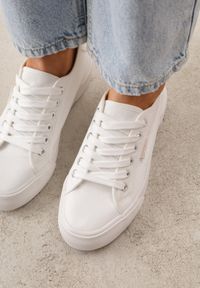 Born2be - Białe Trampki VICES Ozdobione Napisem Riovanne. Okazja: na co dzień. Kolor: biały. Wzór: aplikacja, napisy. Styl: casual, elegancki, klasyczny #7