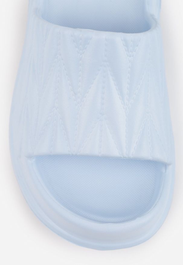 Born2be - Jasnoniebieskie Klapki na Grubej Podeszwie z Tłoczoną Cholewką Farnan. Okazja: na spacer, na co dzień. Kolor: niebieski. Materiał: dresówka, dzianina. Wzór: paski. Sezon: lato. Styl: elegancki, casual