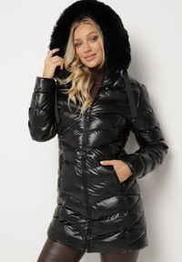 Born2be - Czarna Długa Pikowana Kurtka z Odpinanym Futerkiem i Sznurkami Rinnarae. Okazja: na spacer, na co dzień. Typ kołnierza: kaptur. Kolor: czarny. Materiał: futro. Długość: długie. Styl: casual, elegancki #1