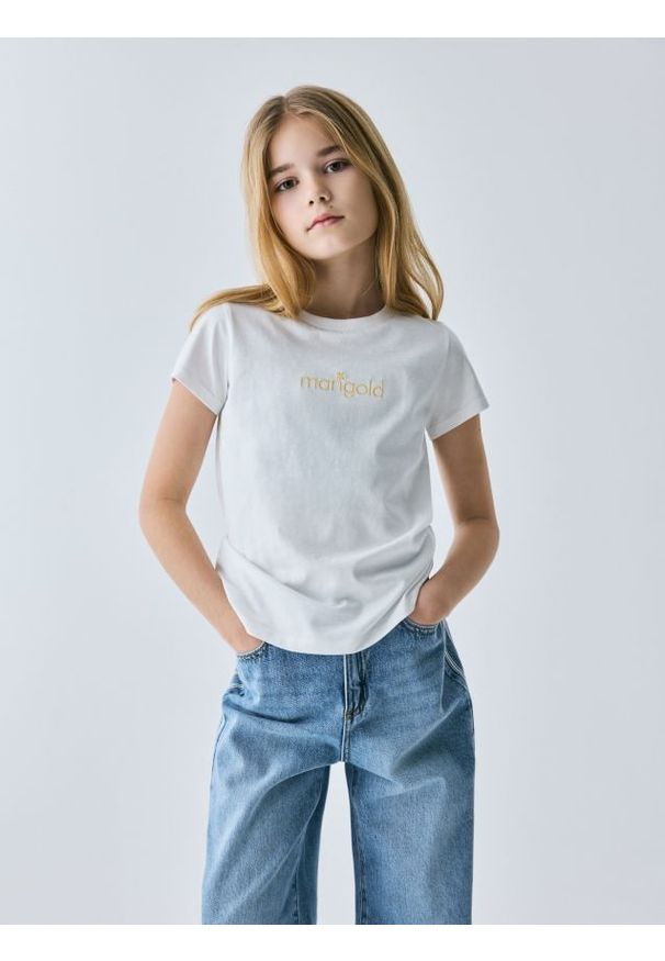 Reserved - T-shirt z haftem - złamana biel. Materiał: bawełna. Wzór: haft