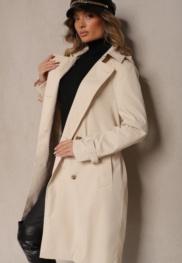 Renee - Beżowy Dwurzędowy Płaszcz Trencz z Paskiem i Elegancką Klapą Fireti. Okazja: na spotkanie biznesowe, na co dzień. Kolor: beżowy. Materiał: jeans. Długość rękawa: długi rękaw. Długość: długie. Styl: elegancki