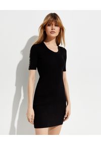 OFF-WHITE - Czarna sukienka z krótkim rękawem. Kolor: czarny. Materiał: materiał. Długość rękawa: krótki rękaw. Typ sukienki: dopasowane