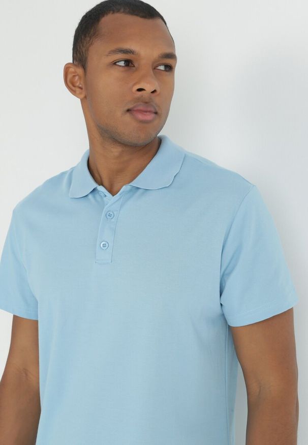 Born2be - Jasnoniebieska Koszulka Polo z Krótkim Rękawem Wakeish. Typ kołnierza: polo. Kolor: niebieski. Materiał: tkanina. Długość rękawa: krótki rękaw. Długość: krótkie
