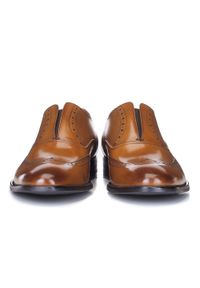 Wittchen - Męskie buty skórzane z elastyczną wstawką. Okazja: na co dzień. Zapięcie: bez zapięcia. Kolor: brązowy. Materiał: skóra. Wzór: aplikacja. Obcas: na obcasie. Styl: casual. Wysokość obcasa: niski #8