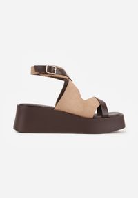 Born2be - Ciemnobeżowe Sandały na Koturnie i Platformie Ozdobione Nitami i Wycięciami Merennea. Okazja: na co dzień. Zapięcie: sprzączka. Kolor: beżowy. Wzór: aplikacja. Obcas: na koturnie. Styl: casual, klasyczny, elegancki #2