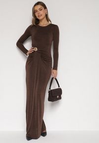 Born2be - Brązowa Taliowana Sukienka o Eleganckim Kroju z Marszczeniem i Aplikacją Sewedina. Okazja: na imprezę. Kolor: brązowy. Materiał: futro. Długość rękawa: długi rękaw. Wzór: aplikacja. Typ sukienki: dopasowane. Styl: elegancki #1