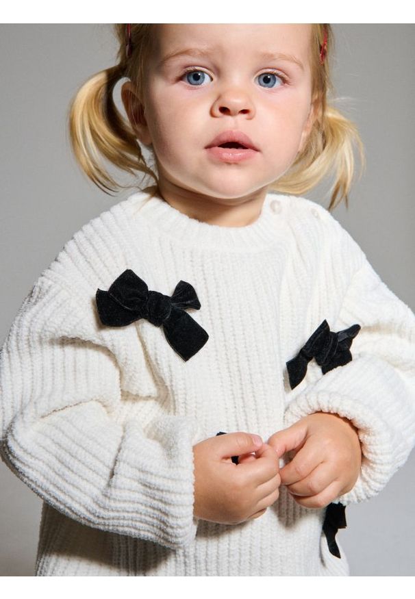 Sinsay - Sweter z kokardami - kremowy. Typ kołnierza: kokarda. Kolor: kremowy