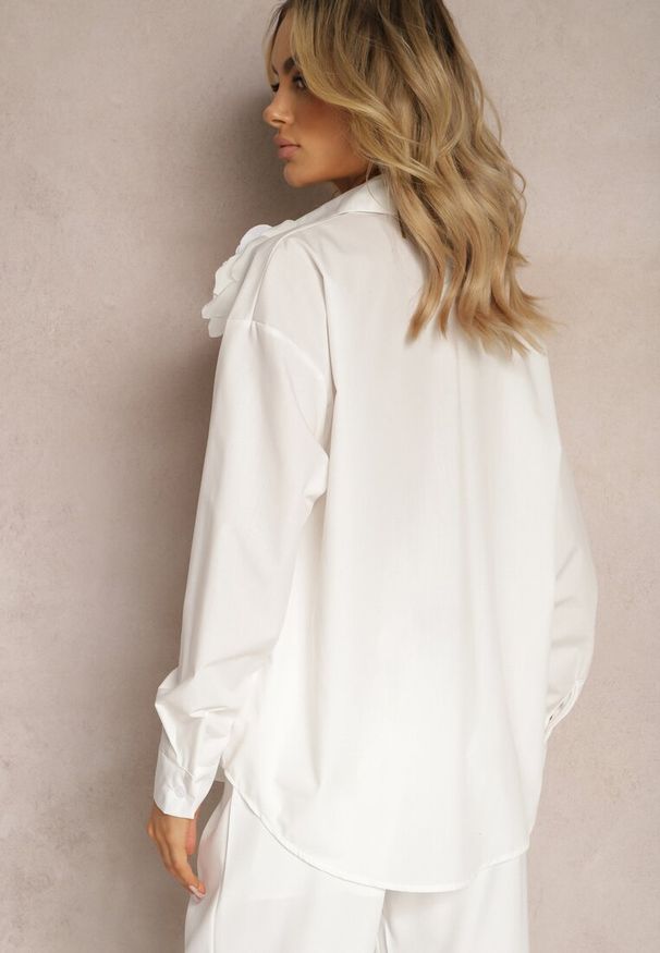 Renee - Biała Koszula o Klasycznym Kroju z Aplikacją w Kształcie Kwiatów Neobba. Kolor: biały. Materiał: jeans. Wzór: aplikacja, kwiaty. Styl: klasyczny