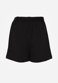 Born2be - Czarne Szorty Typu Bermudy z Paskiem i Prostokątną Klamrą Tinalora. Okazja: na co dzień. Kolor: czarny. Sezon: lato. Styl: casual, elegancki #2