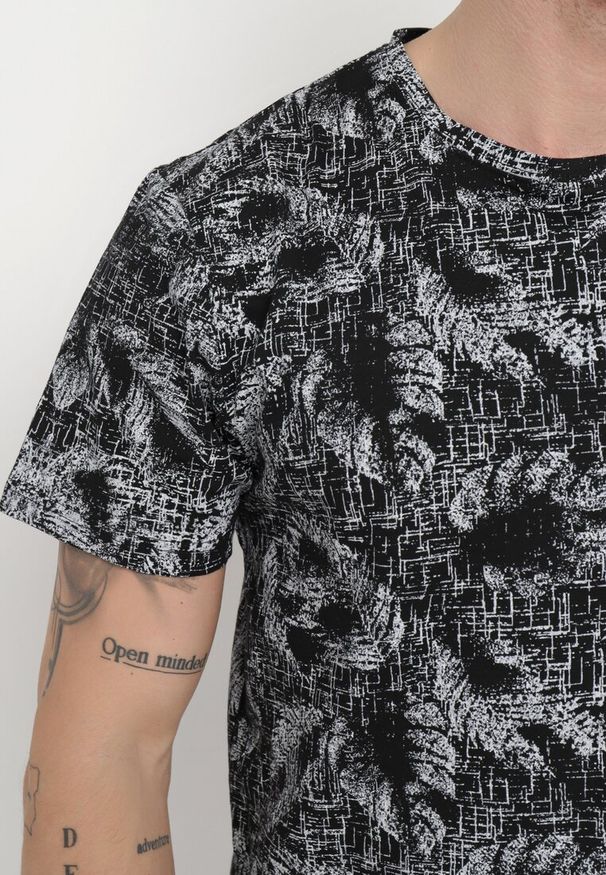 Born2be - Czarna Koszulka z Bawełny w Abstrakcyjny Print Laeliana. Okazja: na co dzień. Kolor: czarny. Materiał: bawełna. Wzór: nadruk. Styl: casual