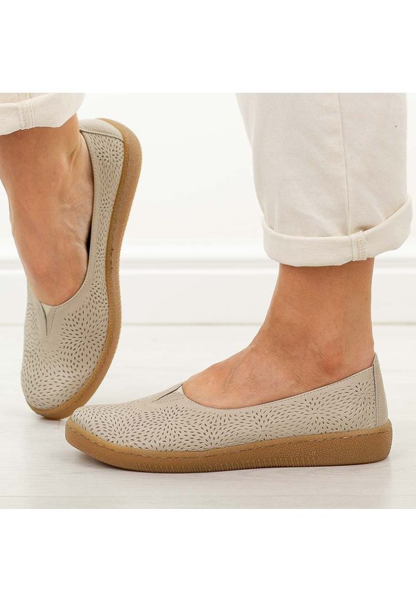 Beżowe skórzane Polskie półbuty damskie Gregors 1189. Okazja: na co dzień. Nosek buta: okrągły. Zapięcie: bez zapięcia. Kolor: beżowy. Materiał: skóra. Szerokość cholewki: normalna. Sezon: wiosna, jesień, lato. Styl: casual