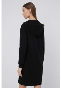 Armani Exchange sukienka bawełniana kolor czarny mini oversize. Typ kołnierza: kaptur. Kolor: czarny. Materiał: bawełna. Długość rękawa: długi rękaw. Wzór: aplikacja. Typ sukienki: oversize. Długość: mini