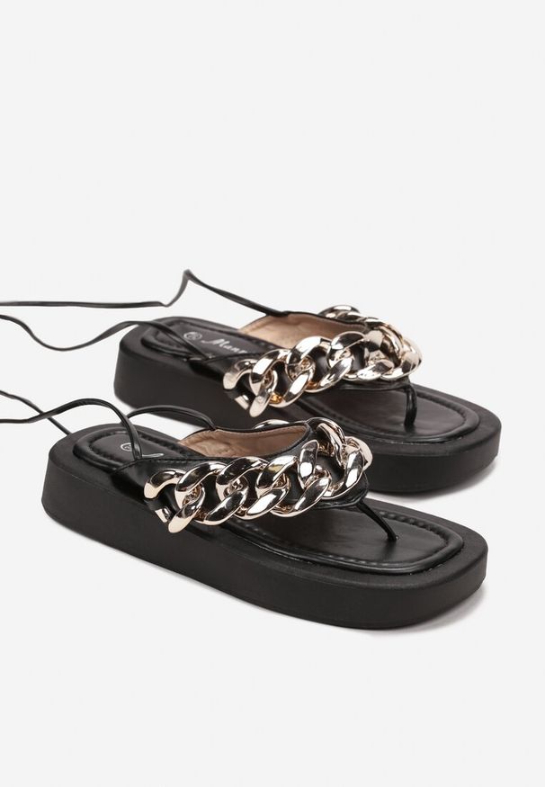 Renee - Czarne Sandały Japonki z Ozdobnym Paskiem z Łańcuchem i Wiązaniem wokół Łydki Fephira. Zapięcie: pasek. Kolor: czarny. Sezon: wiosna, lato