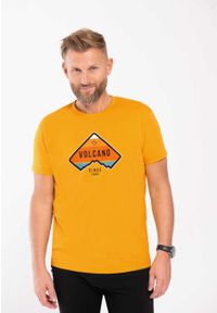 Volcano - T-shirt z printem, Comfort Fit, T-VOLCANO. Kolor: żółty. Materiał: materiał, bawełna. Długość rękawa: krótki rękaw. Długość: krótkie. Wzór: nadruk