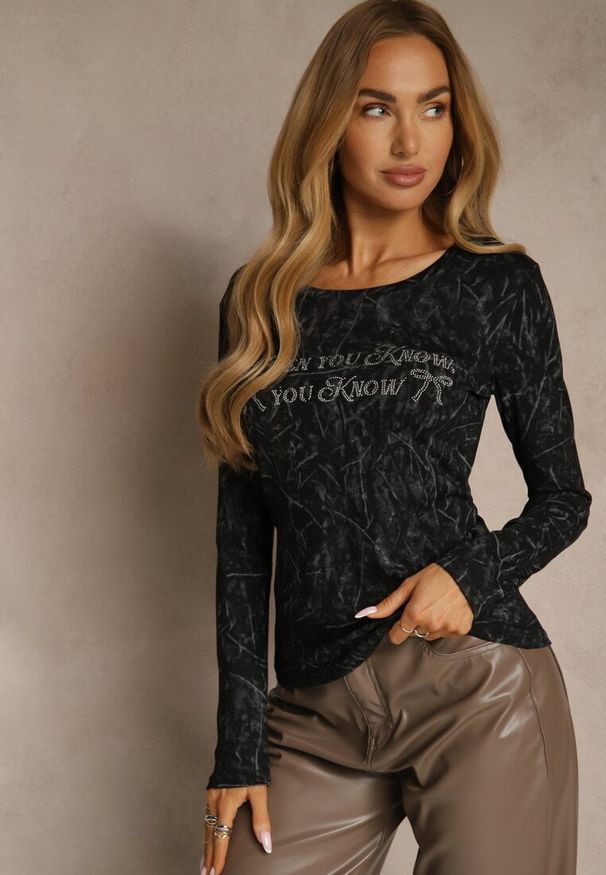 Renee - Czarna Bluzka Longsleeve Ozdobiona Geometrycznym Motywem Uninessa. Okazja: na co dzień. Kolor: czarny. Materiał: jeans. Długość rękawa: długi rękaw. Wzór: geometria, aplikacja. Styl: casual
