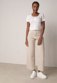 Born2be - Biały Prążkowany Top Bawełniany z Guzikami przy Dekolcie Nedera. Okazja: na co dzień. Kolor: biały. Materiał: prążkowany, bawełna. Styl: casual, klasyczny #5