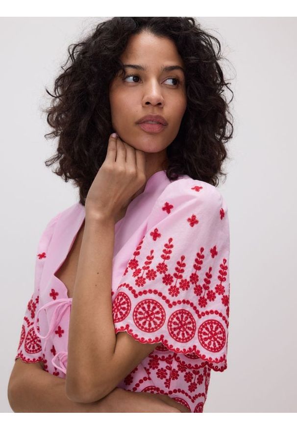Reserved - Bluzka z ażurowymi detalami - różowy. Kolor: różowy. Materiał: bawełna, tkanina. Wzór: ażurowy