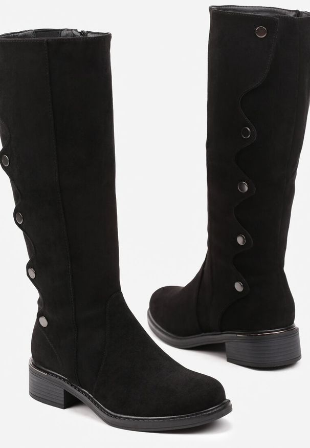 Renee - Czarne Płaskie Kozaki Ozdobione Napami z Ociepleniem Zinetia. Okazja: na co dzień. Kolor: czarny. Materiał: jeans. Wzór: aplikacja. Obcas: na obcasie. Styl: elegancki, casual. Wysokość obcasa: niski