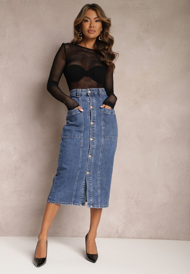 Renee - Niebieska Jeansowa Spódnica Midi Zapinana na Guziki Mimmera. Okazja: na spacer, na co dzień. Stan: podwyższony. Kolor: niebieski. Materiał: jeans. Styl: klasyczny, casual, elegancki