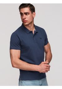Ombre Clothing - Jednokolorowa koszulka męska polo BASIC z dzianiny pique - granatowa V2 - Rozmiar: 4XL. Okazja: na co dzień. Typ kołnierza: polo. Kolor: niebieski. Materiał: dzianina. Wzór: jednolity, aplikacja, haft. Styl: casual, sportowy, wizytowy #1